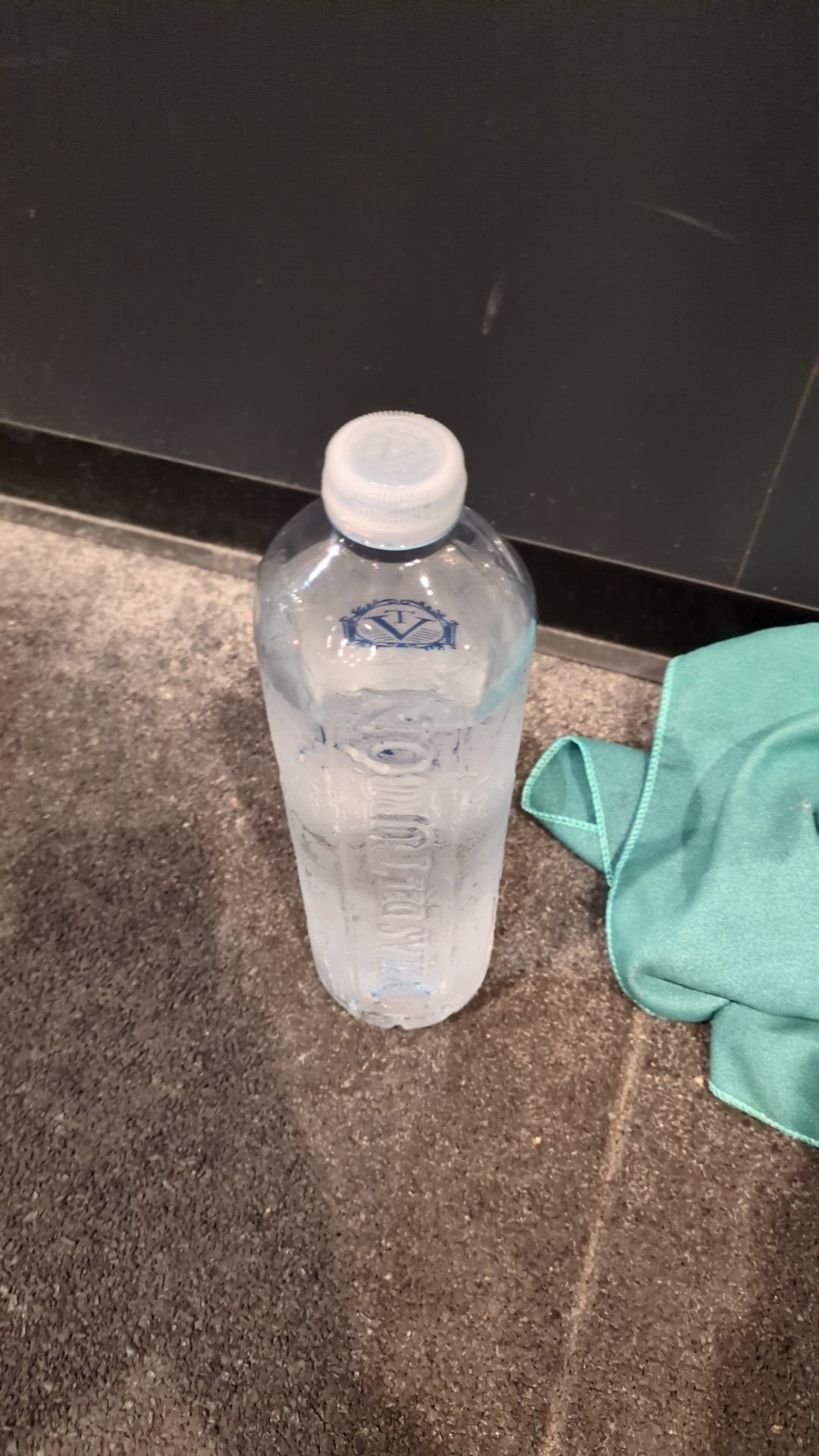 botella de agua fría